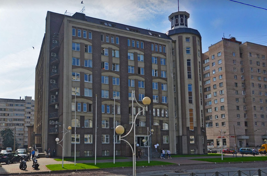 Бизнес-центр возле станции метро "Пионерская" сменил собственников