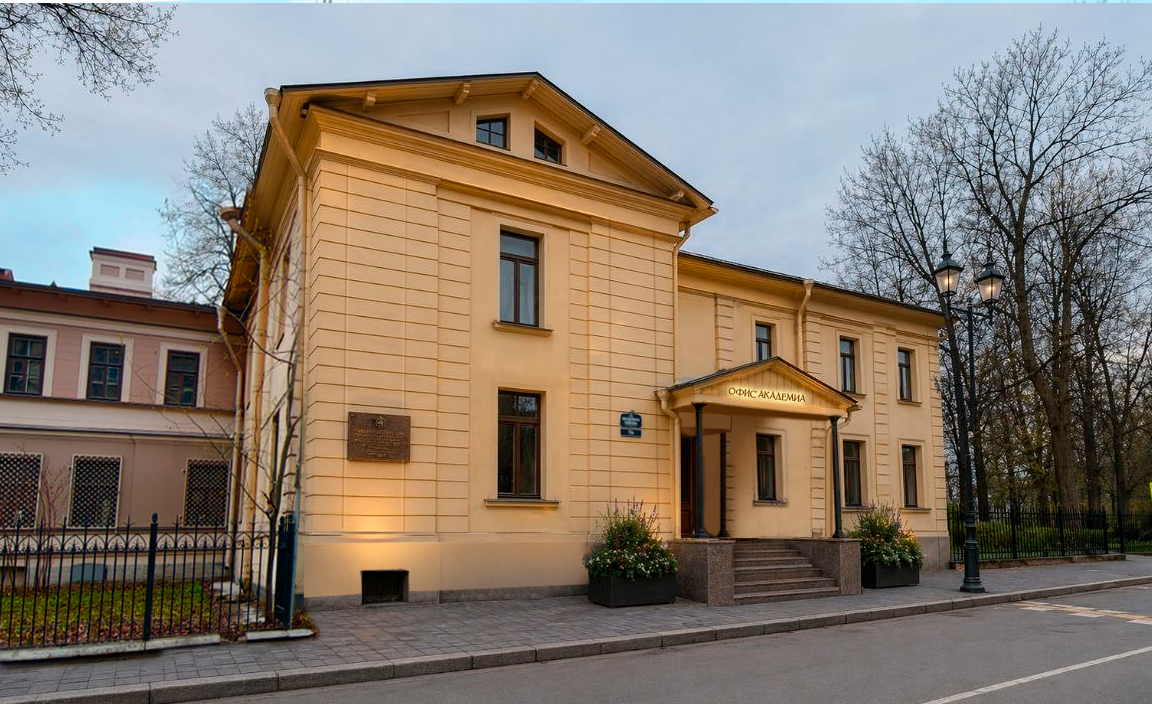 Отдельно стоящее здание 808,4 м² в Лопухинском саду: Санкт-Петербург, улица Академика Павлова, 13А