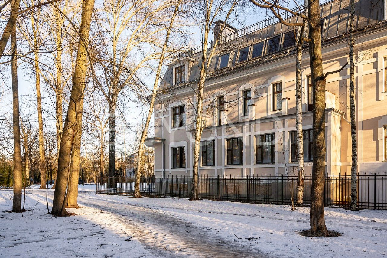 Продается 4-этажный дом, 1 116,9 м²